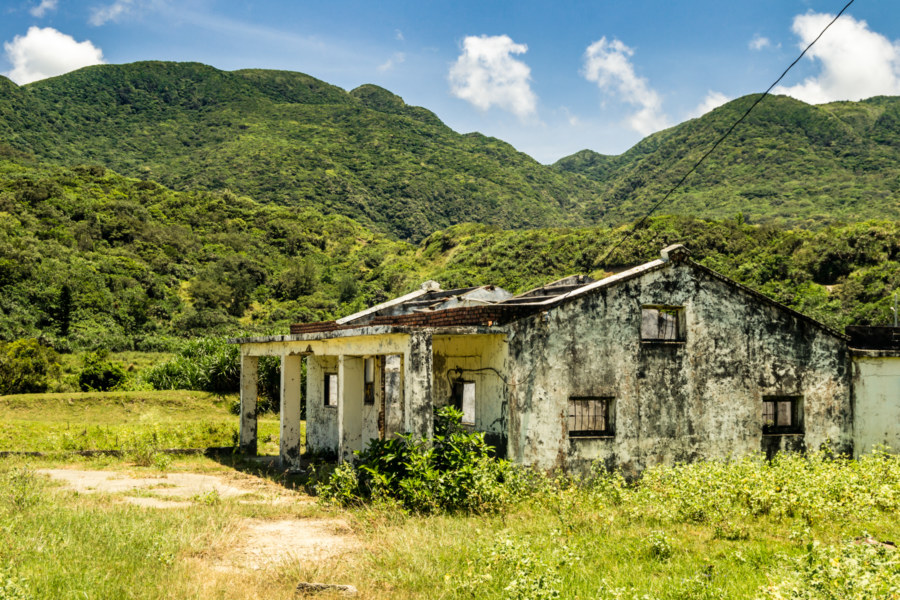 An abandoned home and the hills of far eastern Pingtung